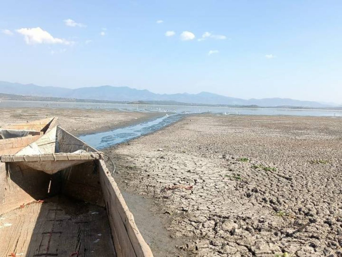 Pescadores de las comunidades de Irámuco, Parcialidad, El Zapote, Andocutín y La Ortiga, tienen que empujar sus canoas entre lodo.