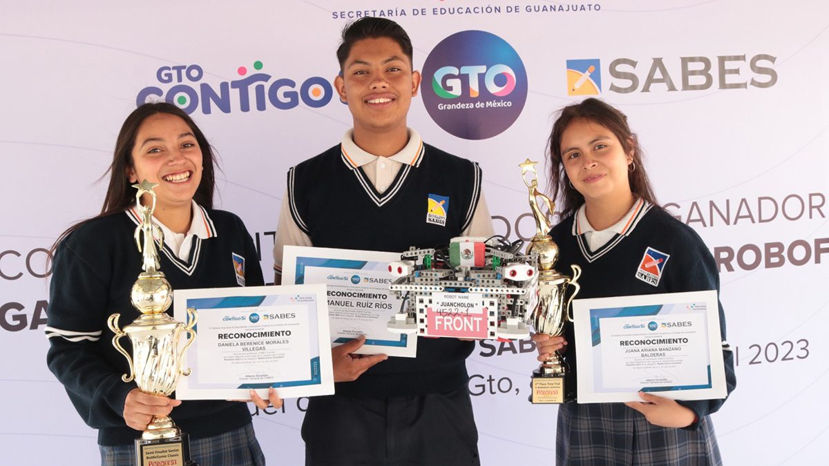 Tres estudiantes y un docente del bachillerato SABES Cerritos que obtuvieron el 2do lugar en la categoría “Bottle Sumo Unlimited” en el campeonato mundial de Robofest.