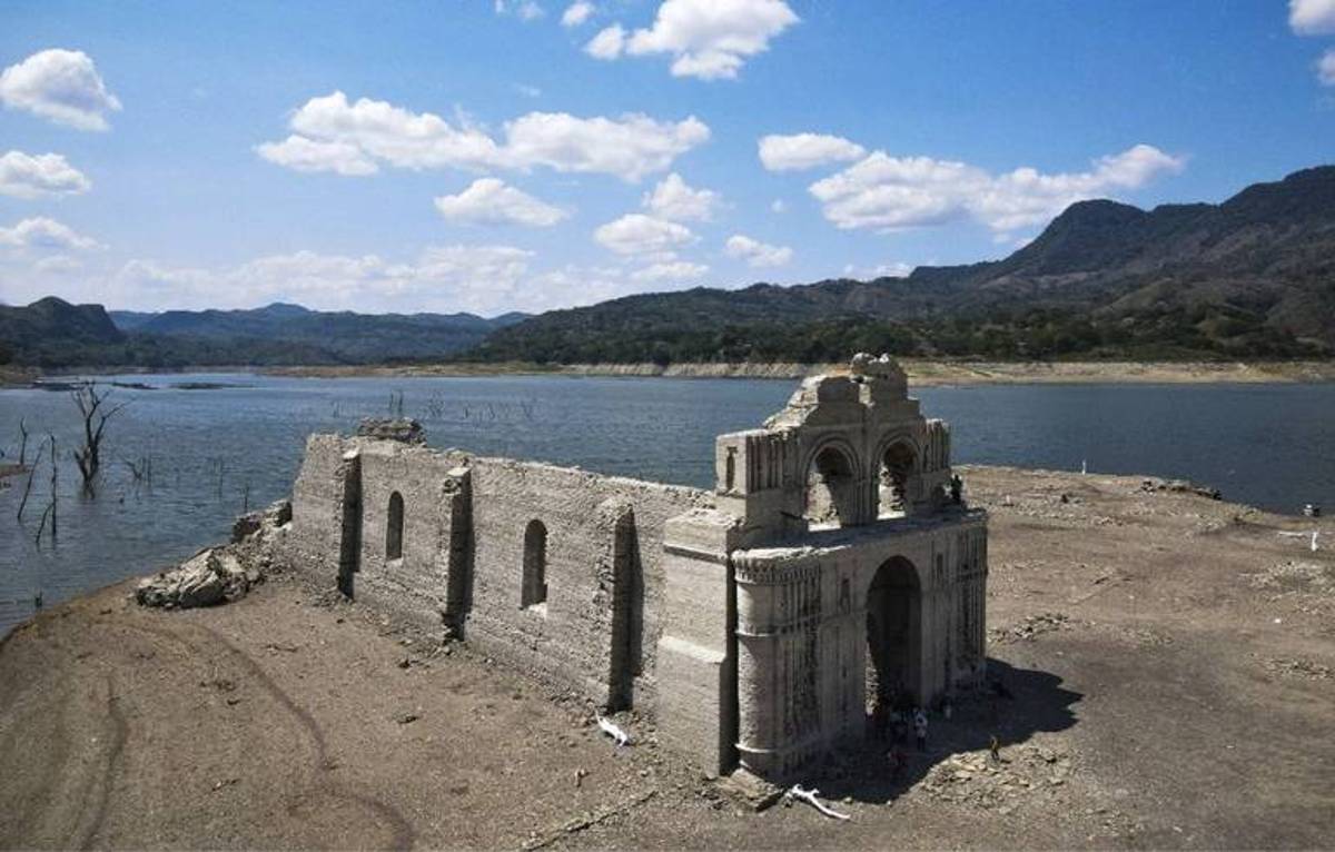 La iglesia de la antigua ciudad de Quechula quedó bajo el agua en 1966 con la contrucción de la presa Malpaso en el estado de Chiapas.
