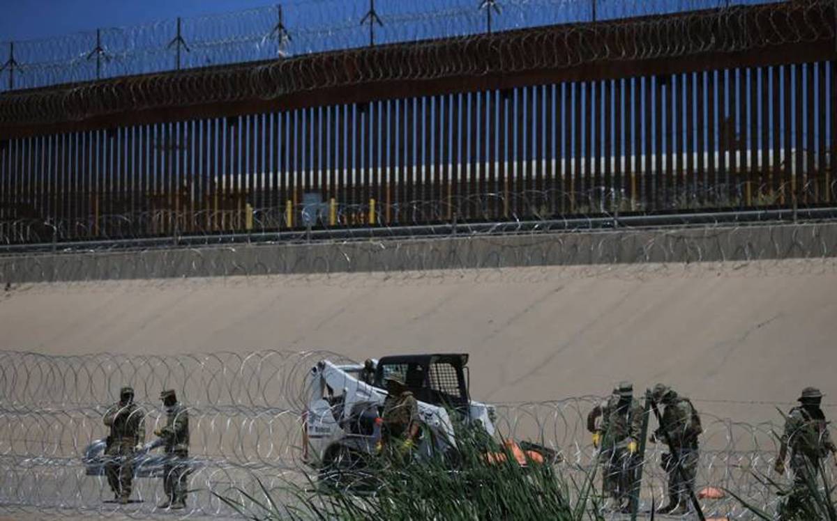 las barricadas de alambre de navaja y de malla en la frontera Juárez-El Paso Texas, a pesar de una demanda del Gobierno federal estadounidense