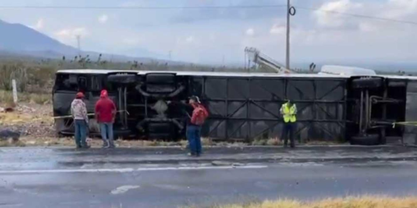 Un autobús de pasajeros se volcó a la altura de la comunidad de Rocamontes perteneciente al municipio de Concepción del Oro, Zacatecas
