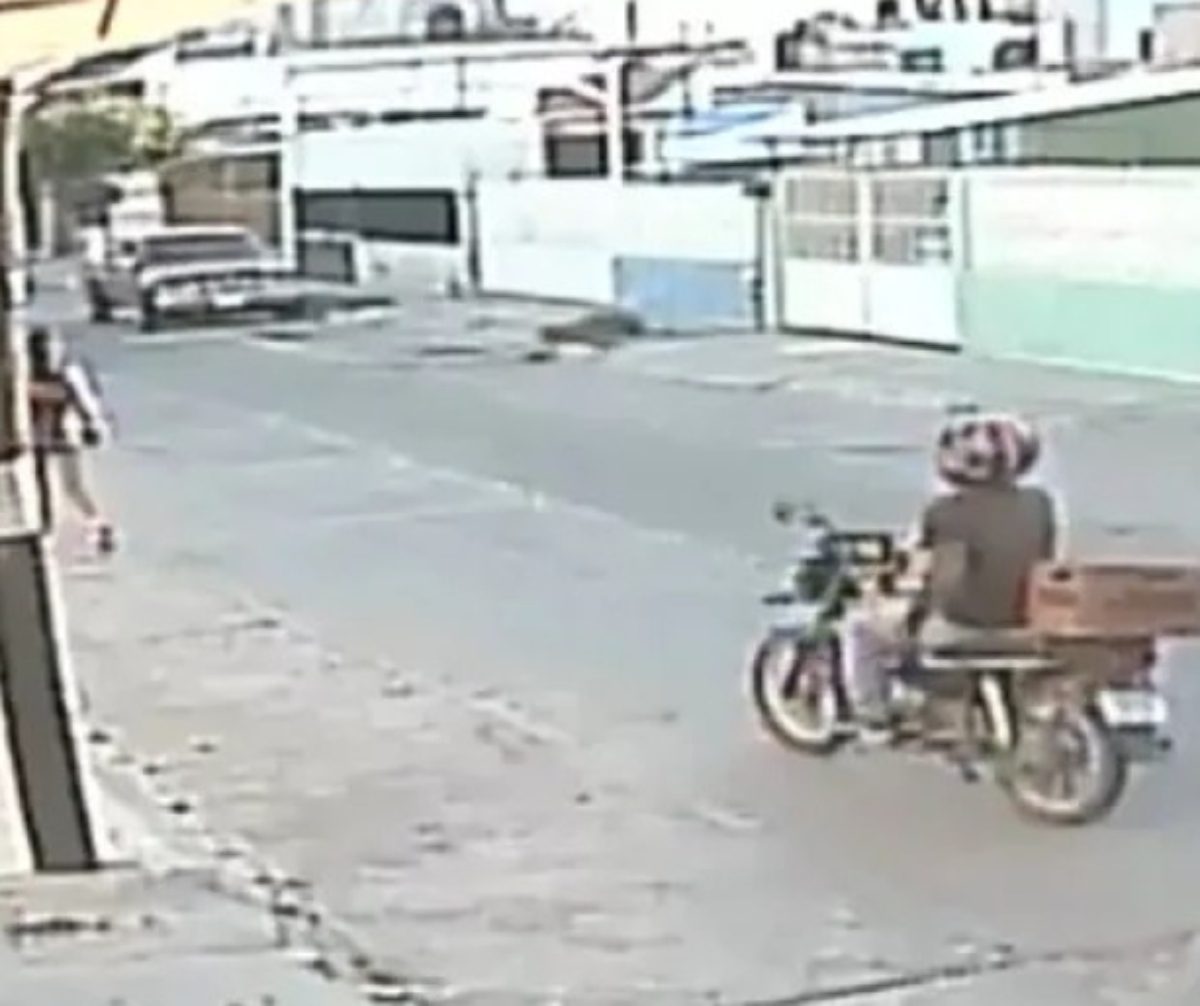 Un atacante motociclista apuñaló con un pica hielo a una mujer que transitaba por las calles del estado de San Luis Potosí.
