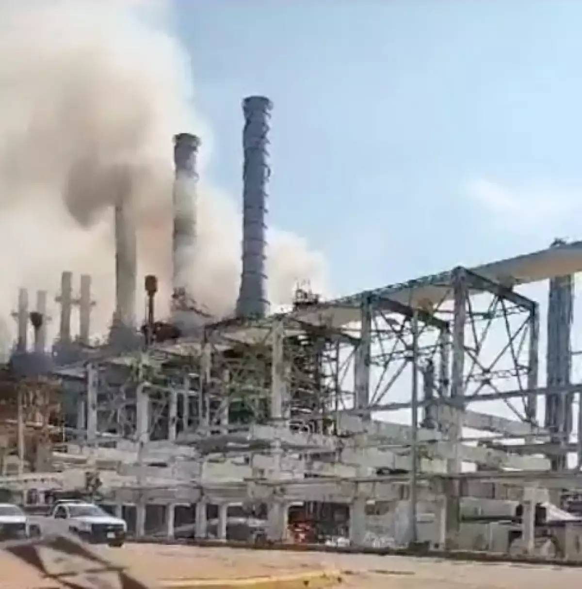 Un nuevo incendio se reportó en una de las centrales petroquímicas de Pemex.