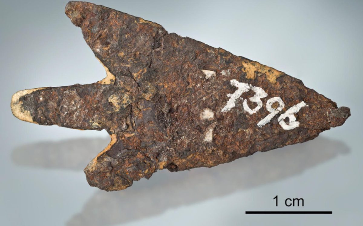 la flecha fue fabricada hace unos 3 mil años, en la Edad de Bronce, con hierro proveniente de un meteorito.