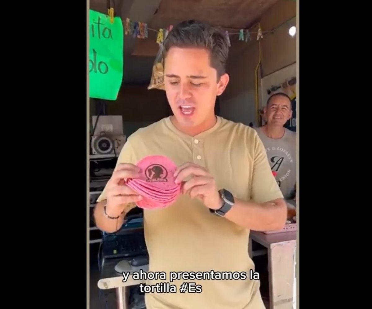 En San Andrés Tuxtla, Veracruz, presentan la tortilla de color rosa “Es Claudia”.