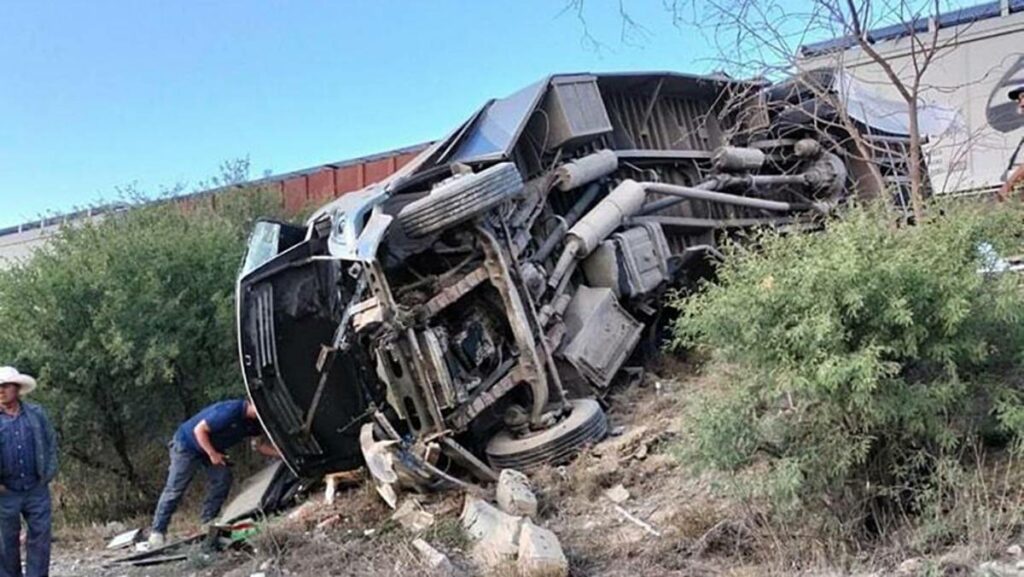 Seis personas murieron en Querétaro, producto del choque de un tren contra un autobús de pasajeros.