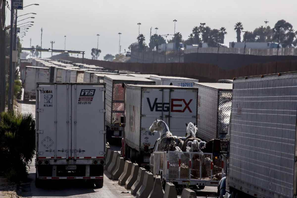 Estados Unidos anunció la medida en el Puente de las Américas ya que reasignarán personal para atender el cruce de migrantes.