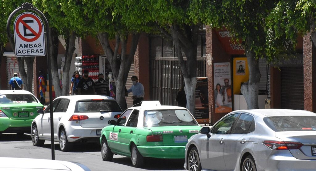 Alianza Plus de taxistas en Guanajuato exhortó a las autoridades para que comiencen los operativos en contra de los autos privados irregulares.