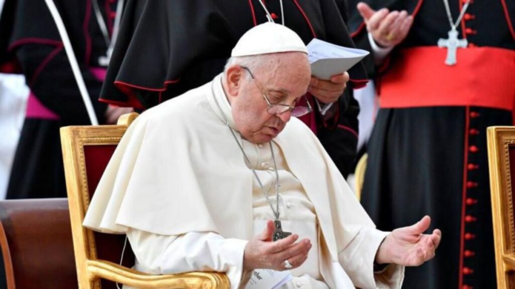 Papa expresó su apoyo a las uniones civiles entre personas del mismo sexo, aunque subrayó que “el matrimonio es el matrimonio”.