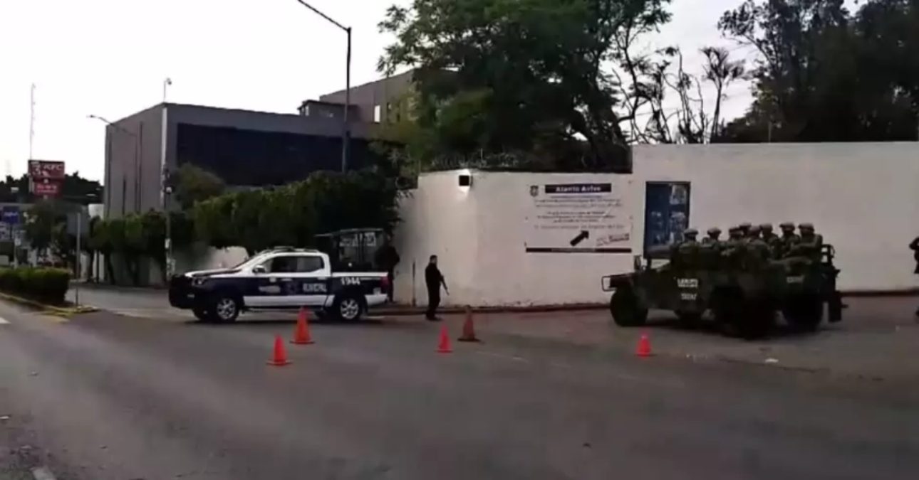 Un enfrentamiento a balazos entre delincuentes y la Policía municipal de Cuernavaca arrojó un saldo de 10 muertos.