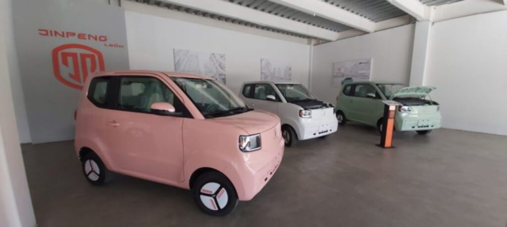 Uno de los autos que está robando miradas por su peculiar y moderno estilo es la marca de automóviles eléctricos, Jinpeng.