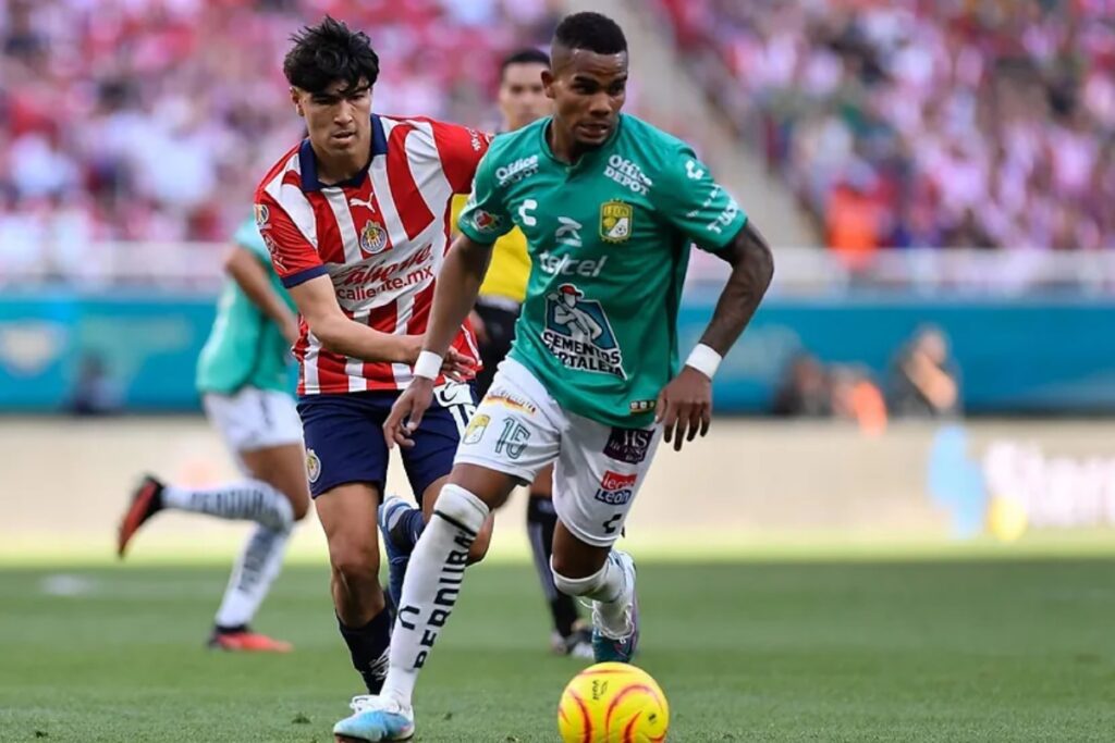 Chivas sigue de capa caída también en la Liga MX, al sumar su cuarta derrota del torneo al caer 2-1 con el León.