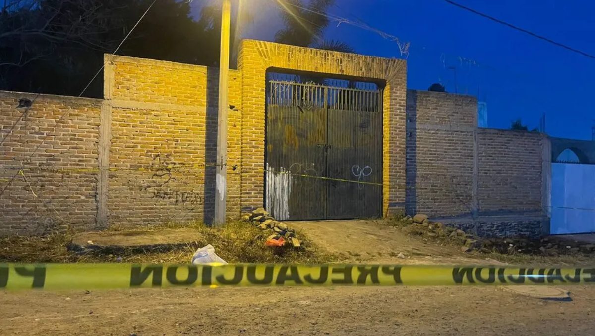 Dos hornos crematorios clandestinos y de tipo artesanal fueron descubiertos este domingo por integrantes de dos colectivos de búsqueda de desaparecidos en una colonia del municipio El Salto, Jalisco.