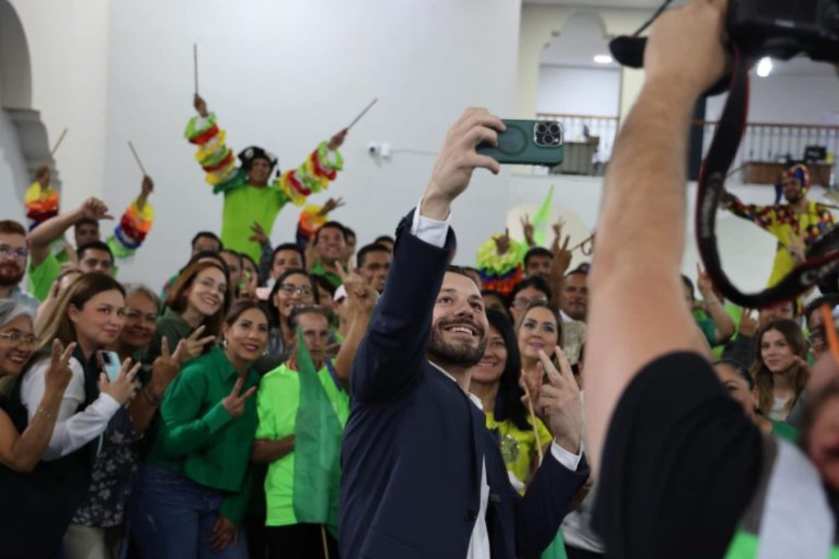 Gerardo Fernández presentó su solicitud de registro y planilla ante el IEEG como candidato a la presidencia municipal de León por el Partido Verde.